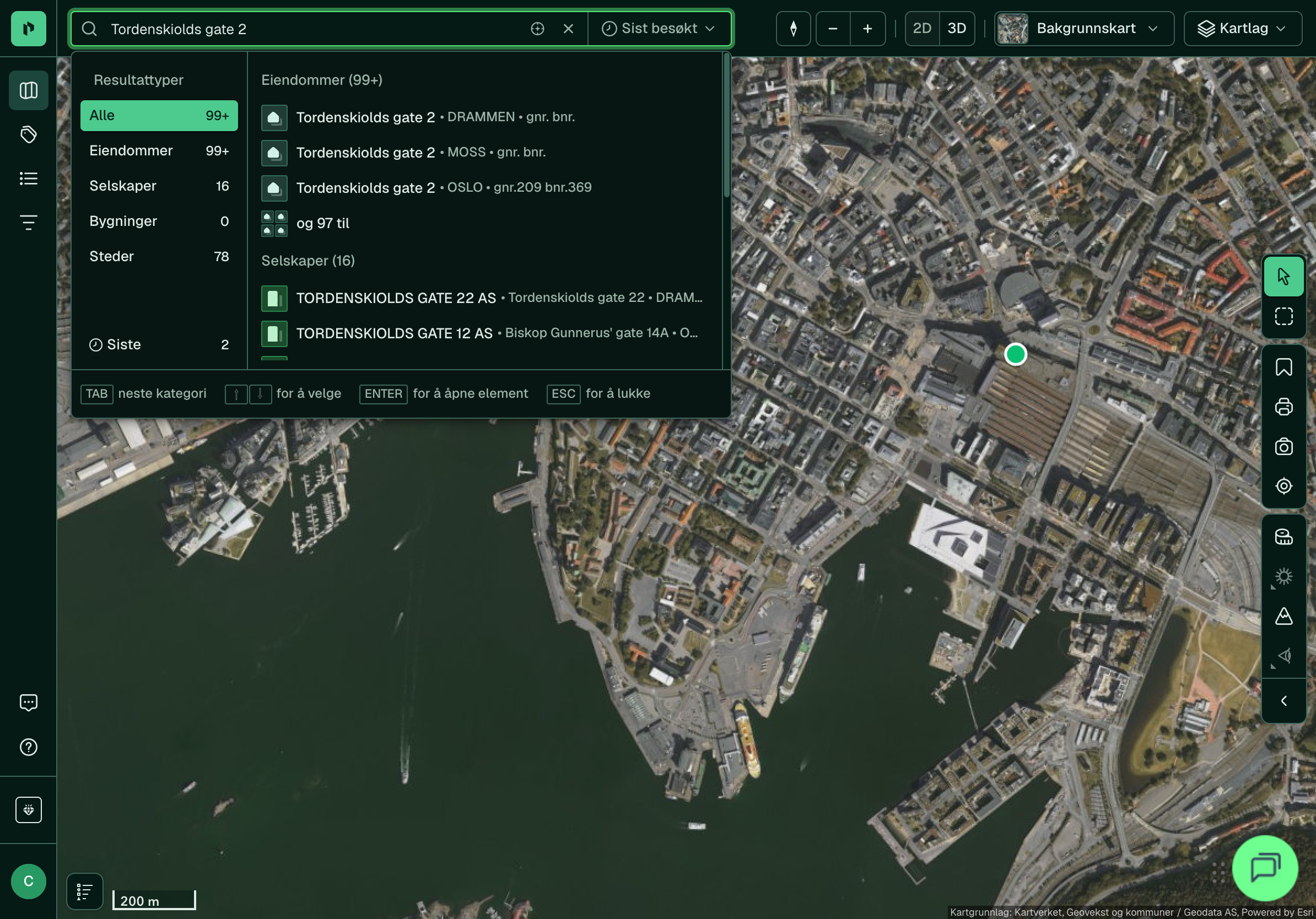 Søk etter en adresse på iPad, med treff gruppert etter type